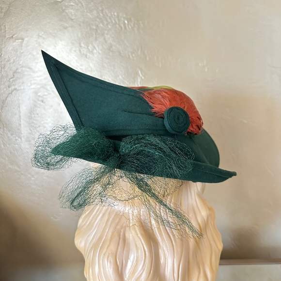 SMART 1950s' GREEN FELT HAT WITH BOW, FEATHERS & VEILING - Picture 6 of 12